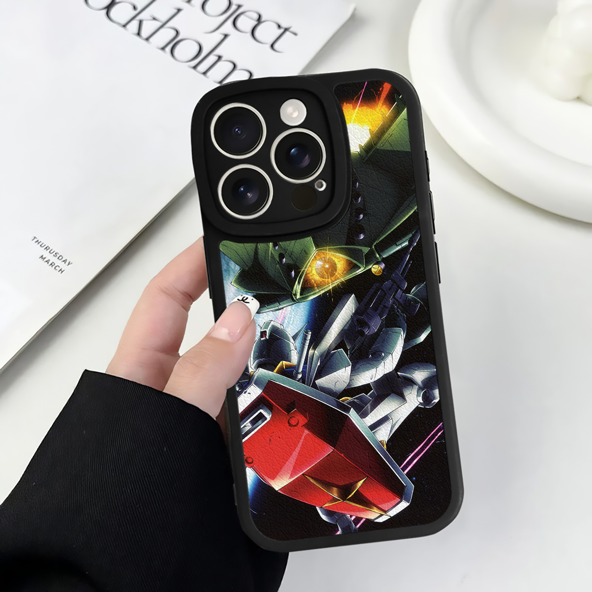（画像用） 機動戦士ガンダム Mobile Suit Gundam 【iPhone 16シリーズ対応】シリコンスマホケース（レザー調） 材質：シリコン